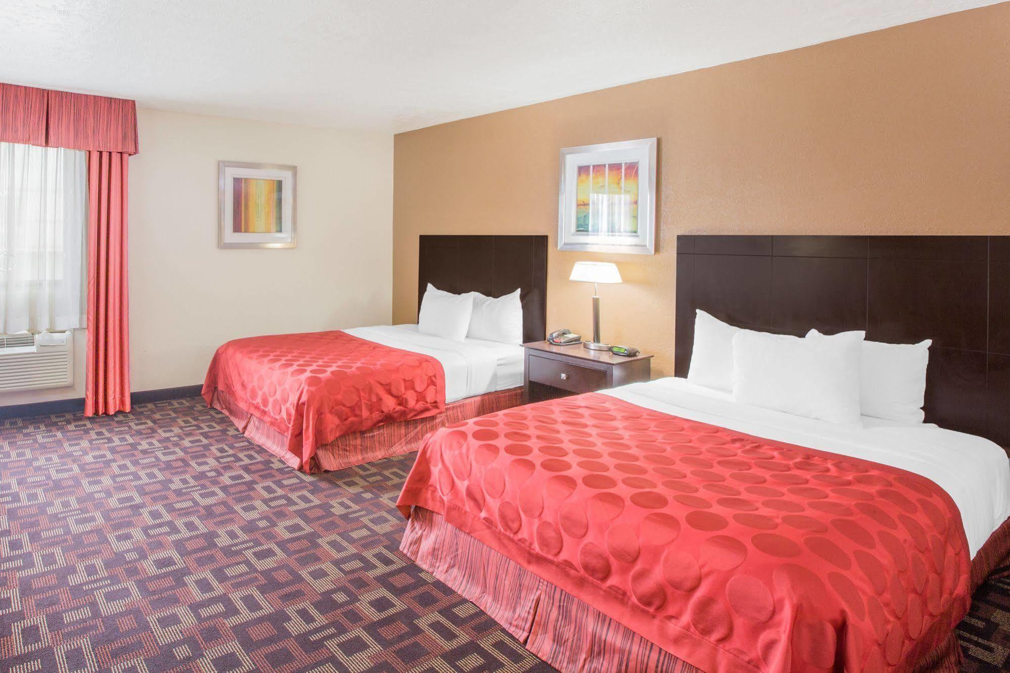 Sky Tree Hotels Tulsa Bagian luar foto
