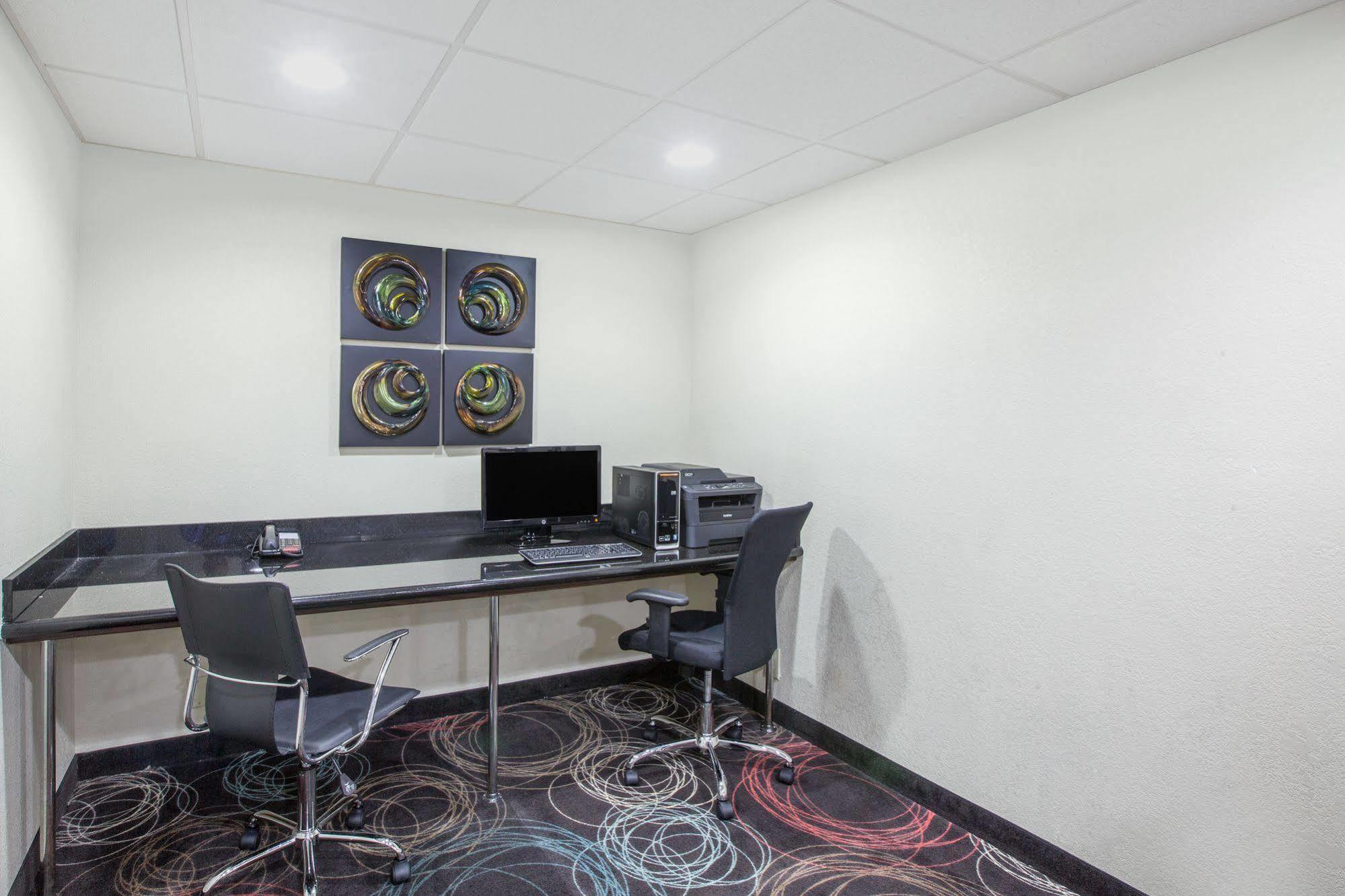 Sky Tree Hotels Tulsa Bagian luar foto